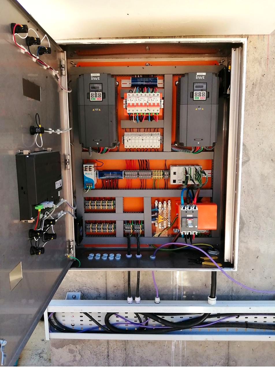 Tablero interior con variadores y PLC